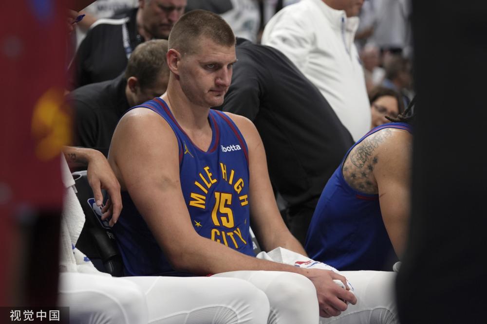 与足球两个 与足球两个